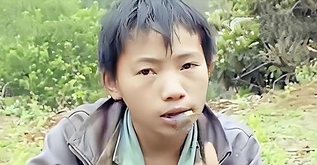 2006年，广西6岁男孩父亲意外去世，母亲抛弃他带着弟弟离开，为了生存，他挖野菜