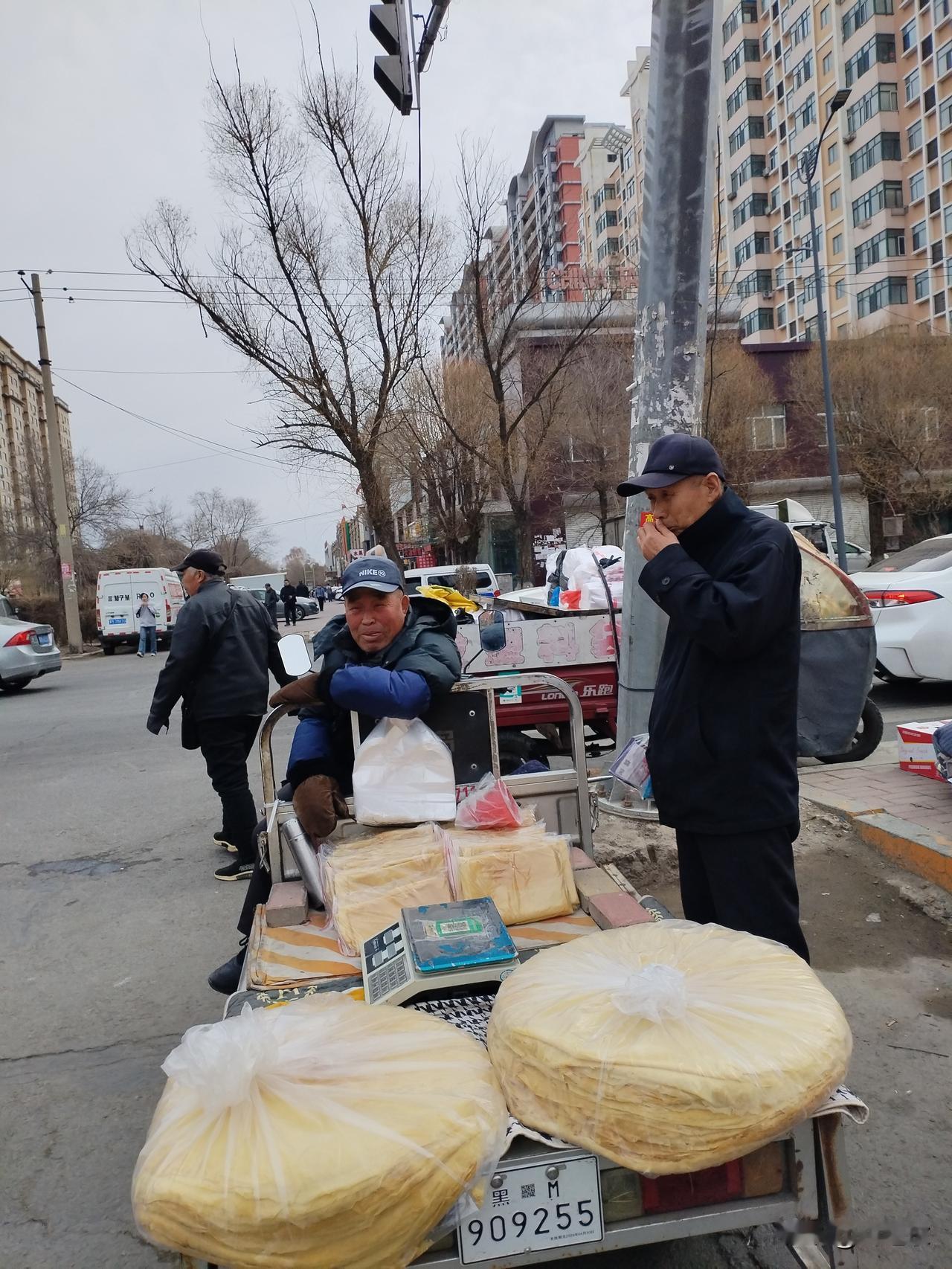 早市吟
十里摊床列两边，
熟食水果蔬菜鲜。
吆喝仿佛奏弦乐，
请续句……
（货畅