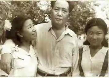 一身抗天下
伟人卸下重担，在闺女跟前也是普通老父亲啊[赞]