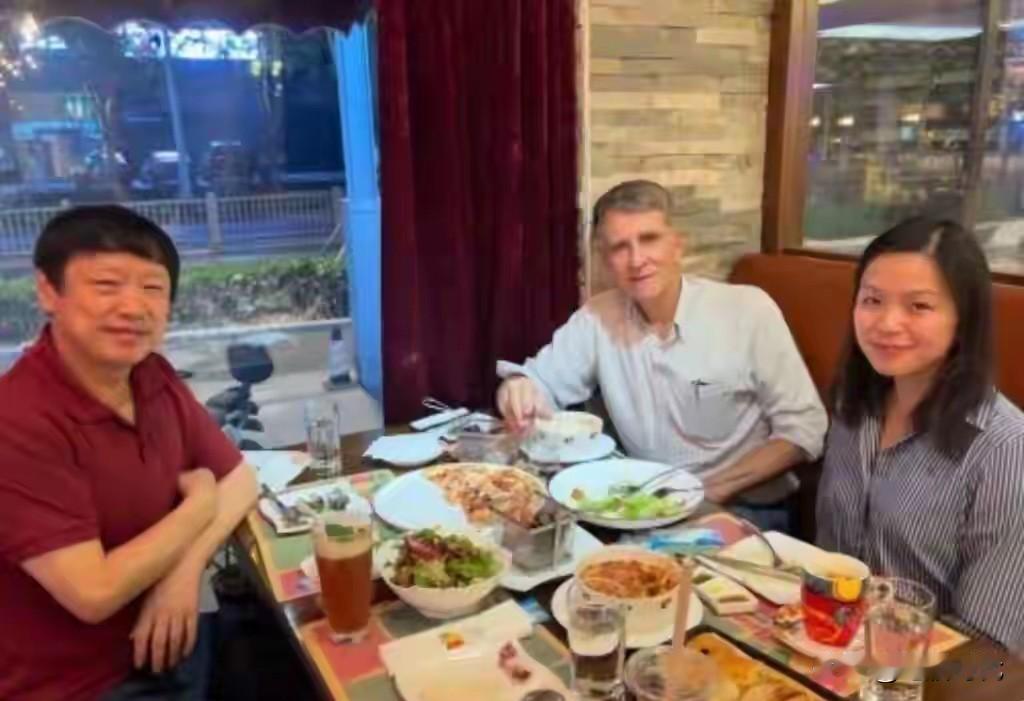 王月眉被驱逐出境了！老胡曾和美国纽约驻华记者柏凯斯和王月眉餐叙，原来是在讨论这个
