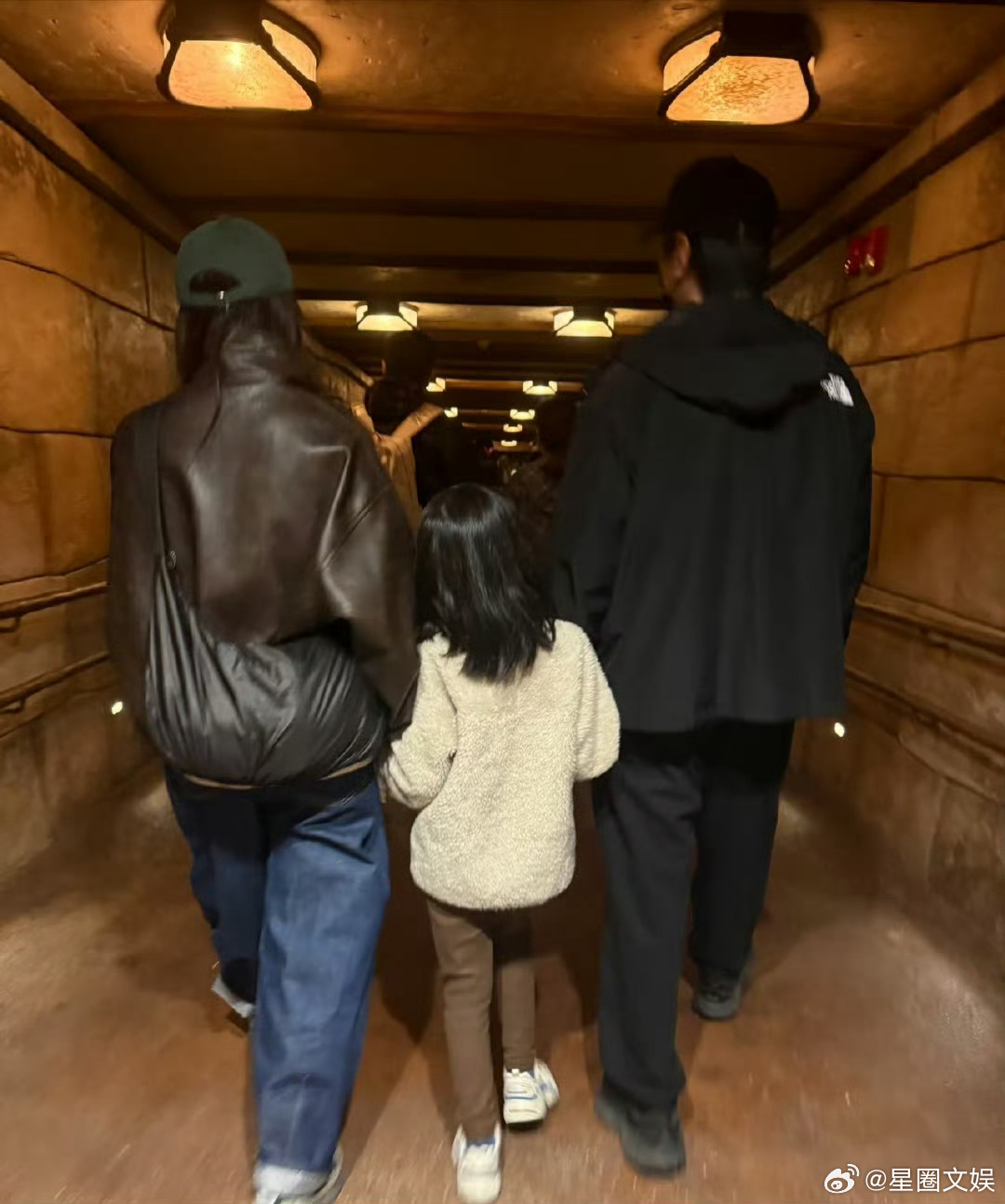 高圆圆赵又廷一家三口背影照高圆圆赵又廷一家三口同框背影 高圆圆赵又廷一家三口背影