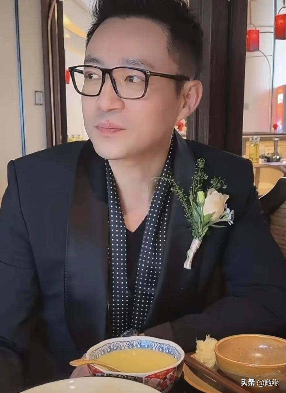 小宇太搞笑了吧！
汪小菲一上播，他小宇就把镜头反过来，不想人让汪小菲看到网友指责