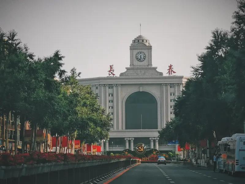 不看全国，只说东北，谁最宜居，下面是也：每个省，两个城市。
      第一名：