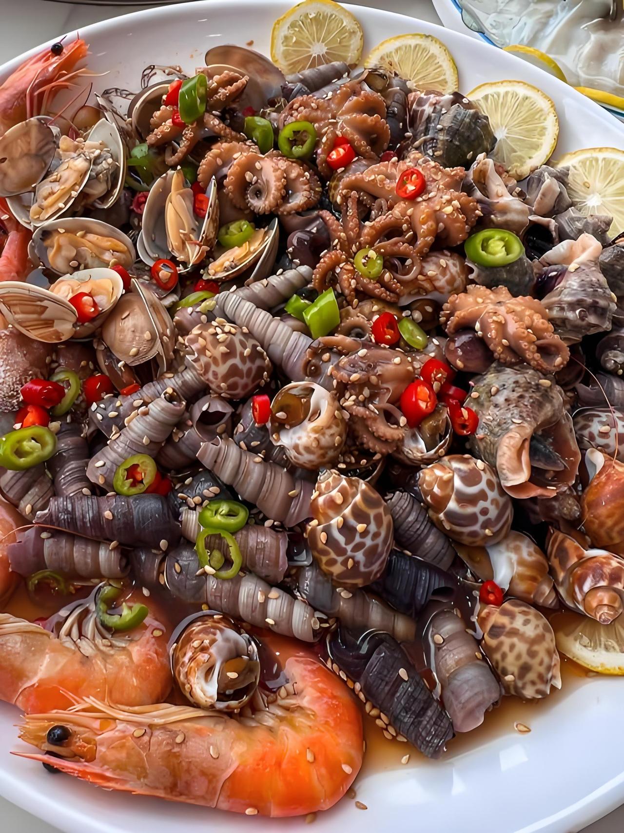 鄂州花湖机场太牛啦！今年进口生鲜总量突破两万吨，较去年同期增长176%。三文鱼、