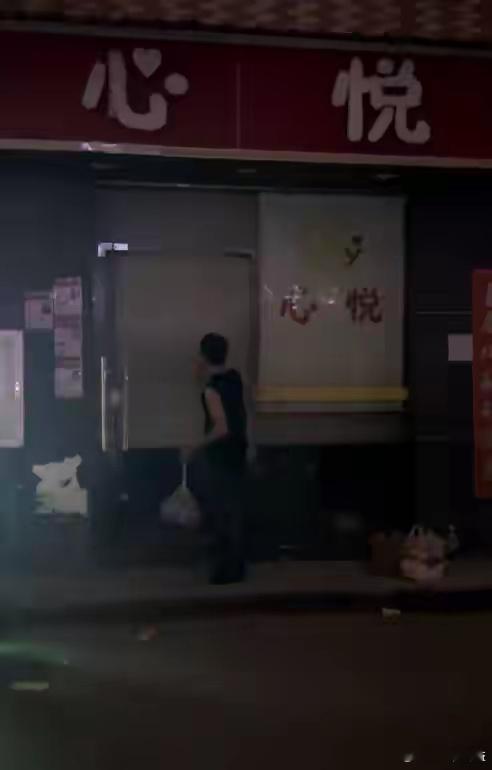 8月12日，广州市番禺一便利店，三个小男孩进店买东西，得知生意不好老板即将关店。