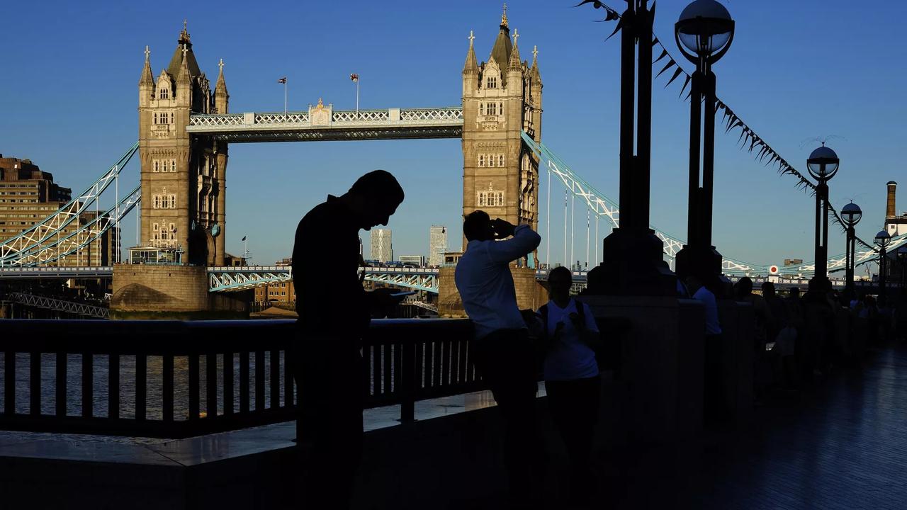 伦敦对格鲁吉亚内政部长戈梅劳里实施制裁


英国将格鲁吉亚内政部长瓦赫唐·戈梅劳