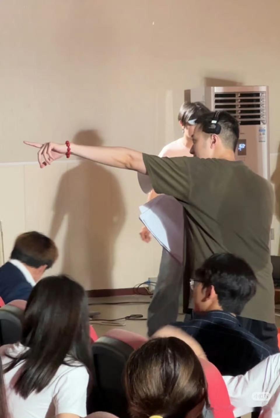娱乐[超话]赖冠霖临时去短剧剧组帮忙工作人员夸赖冠霖很热爱幕后工作 剧组工作人员