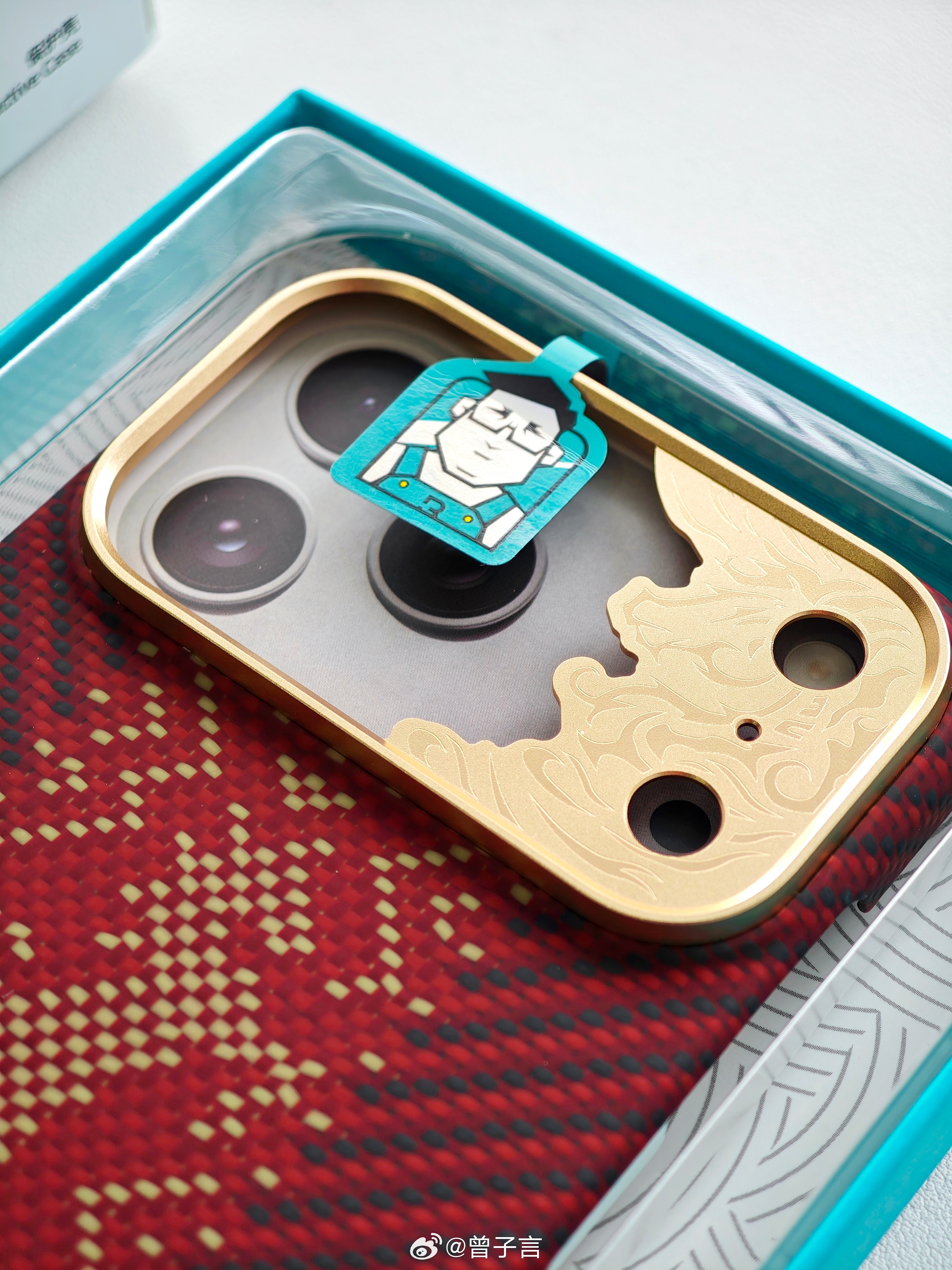 又入手了一只 Benks 邦克仕的凯夫拉磁吸壳。 这款的配色叫「赤骥承金」，凯芙