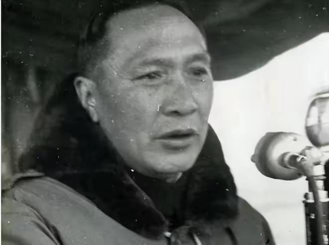 1949年，卢汉云南起义立了大功，苦等俩月新政府任命。昆明庾园开大会，他新衣一穿
