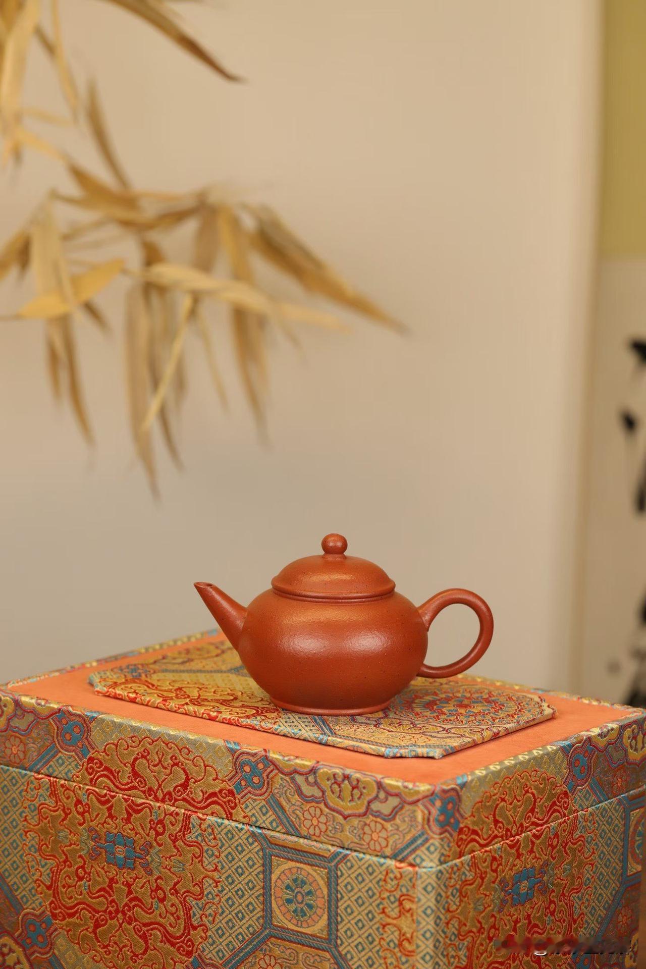 紫砂壶别这么玩！按住壶嘴倒立？老玩家：这是在毁壶！
关于紫砂壶的使用保养，网上确