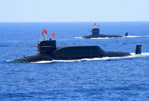 巨浪导弹掠过日本，直扑8000公里外目标，解放军全程打给美国人看。大洋深处的一场