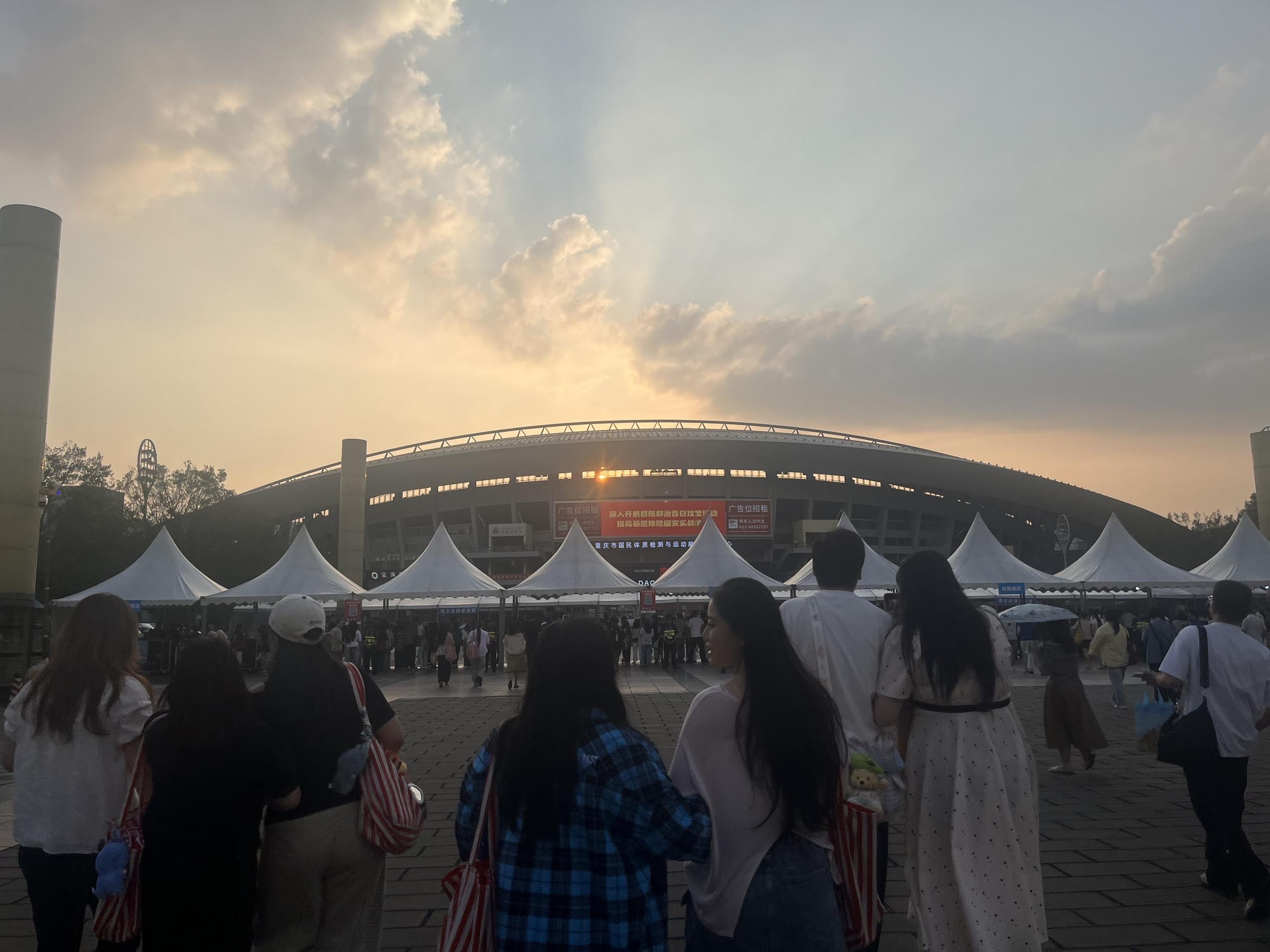 久久不愿离场。最后嗨爆了，理智告诉我力宏下班了，但是感性让我有几分钟失...