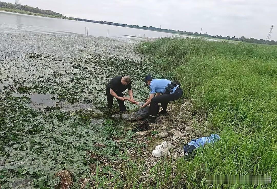 生死救援！胶州民警大沽河冒险救下轻生女孩。
7月20日上午，胶州市胶莱街道大沽河