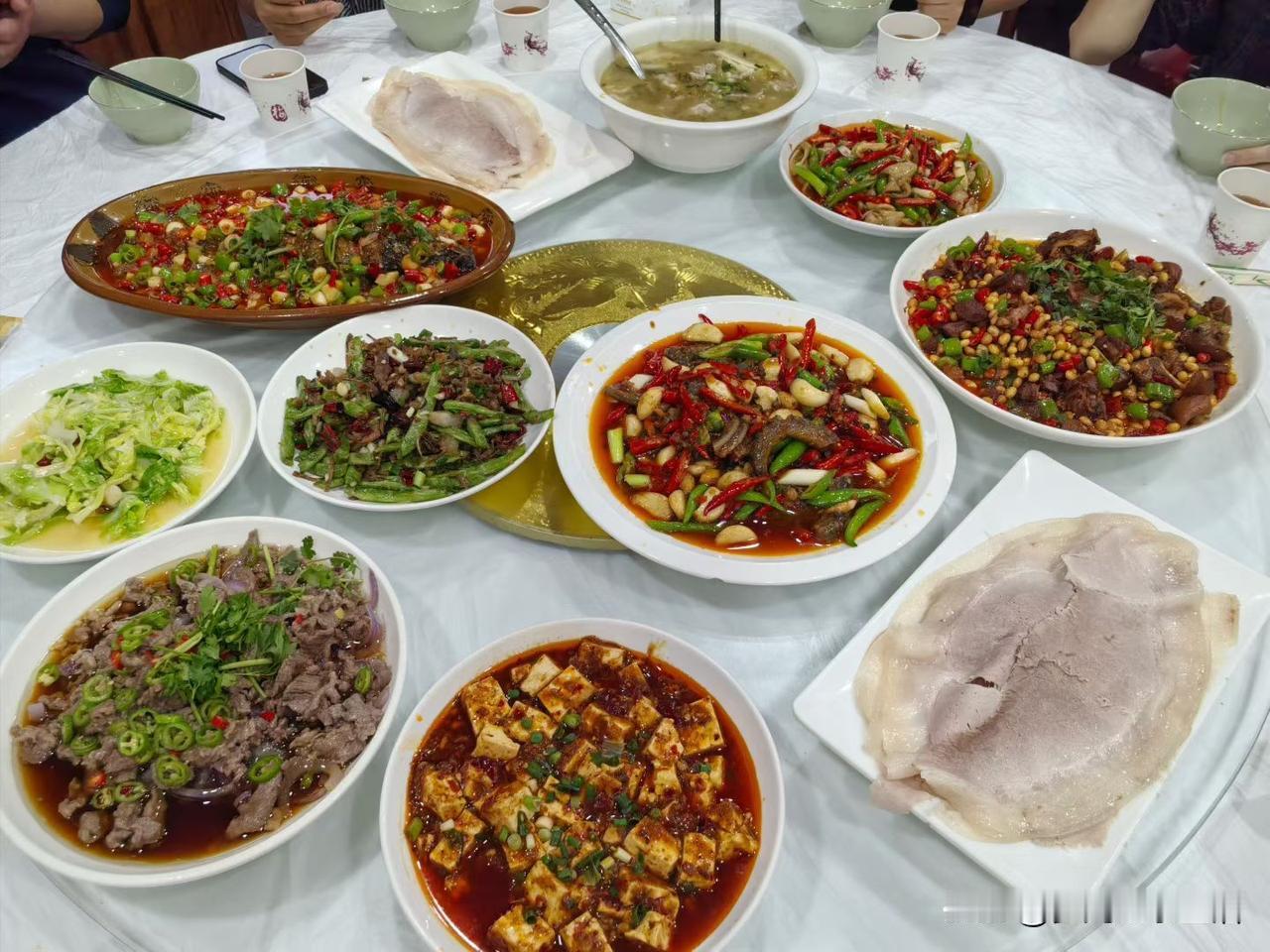 我认为中餐，说句不怕大家笑话的话，我活了40多岁还一次西餐都没吃过。


没吃过