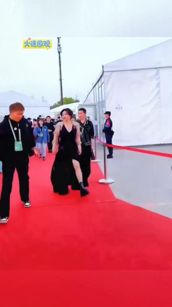 火速围观，74岁的刘晓庆在演出现场走出了六亲不认的步伐。