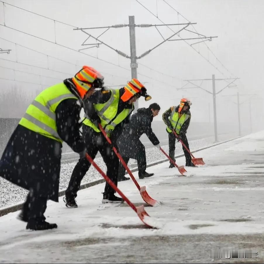 春运过年时遇雨雪天气，
这对铁路运输考验极大。
当白雪纷纷扬扬飘落大地，
铁路线