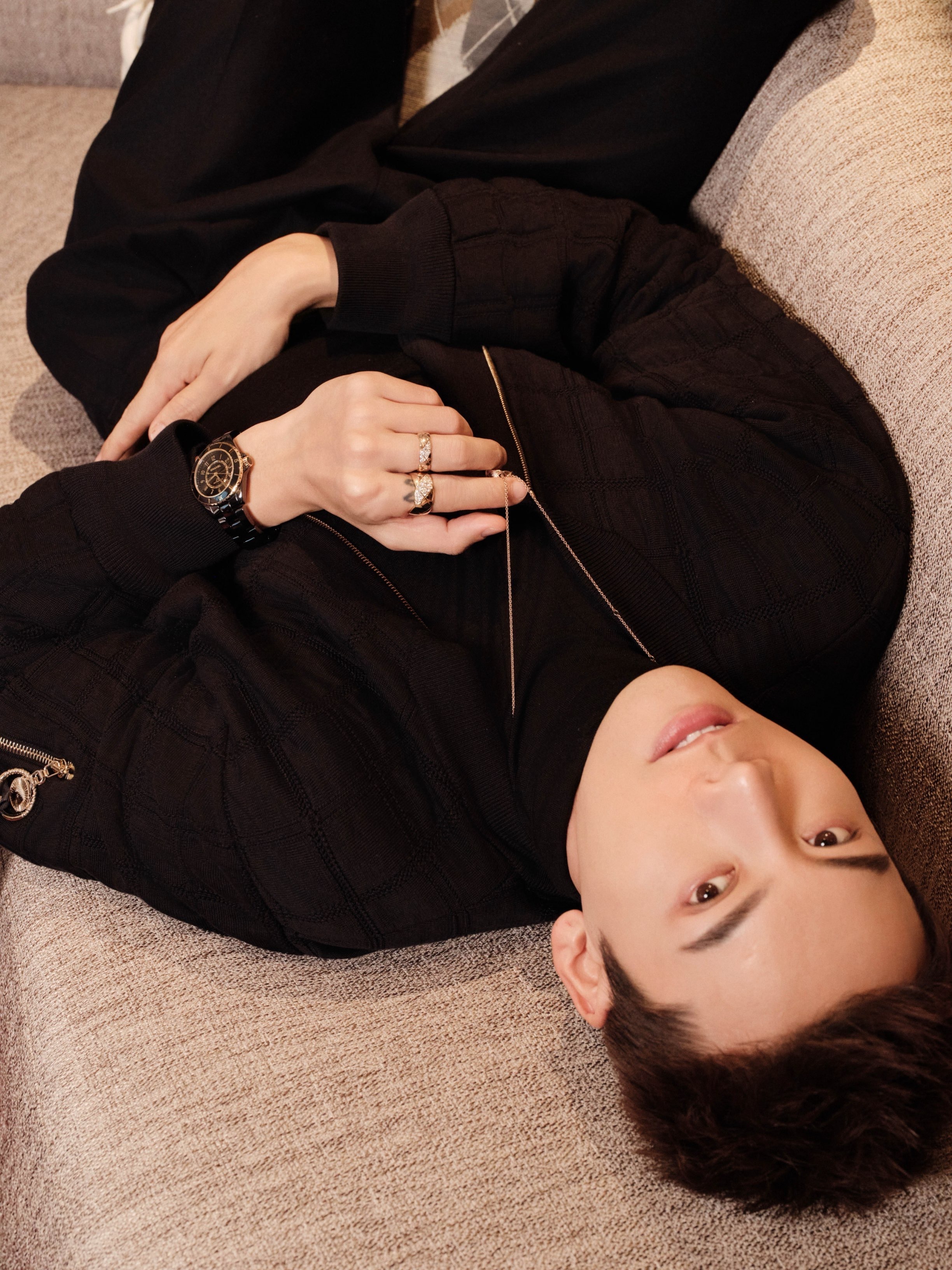 从央视春晚一首活力四射的《嘿 少年》拉开精彩序幕，到剧集新作《许我耀眼》的强势登