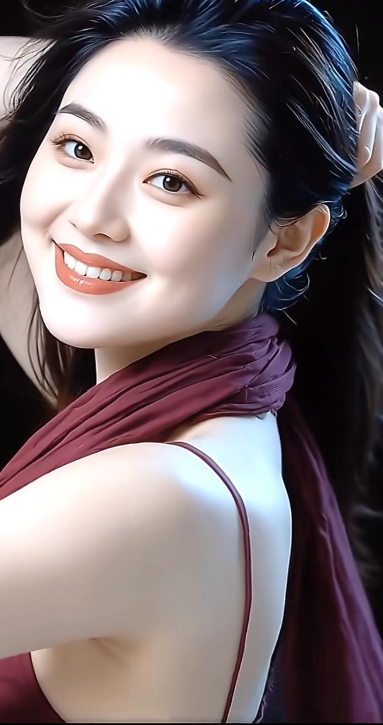 甜美笑容，酒红色丝巾，优雅气质，完美侧颜，女神范儿十足！😍💄👗分享今日随手