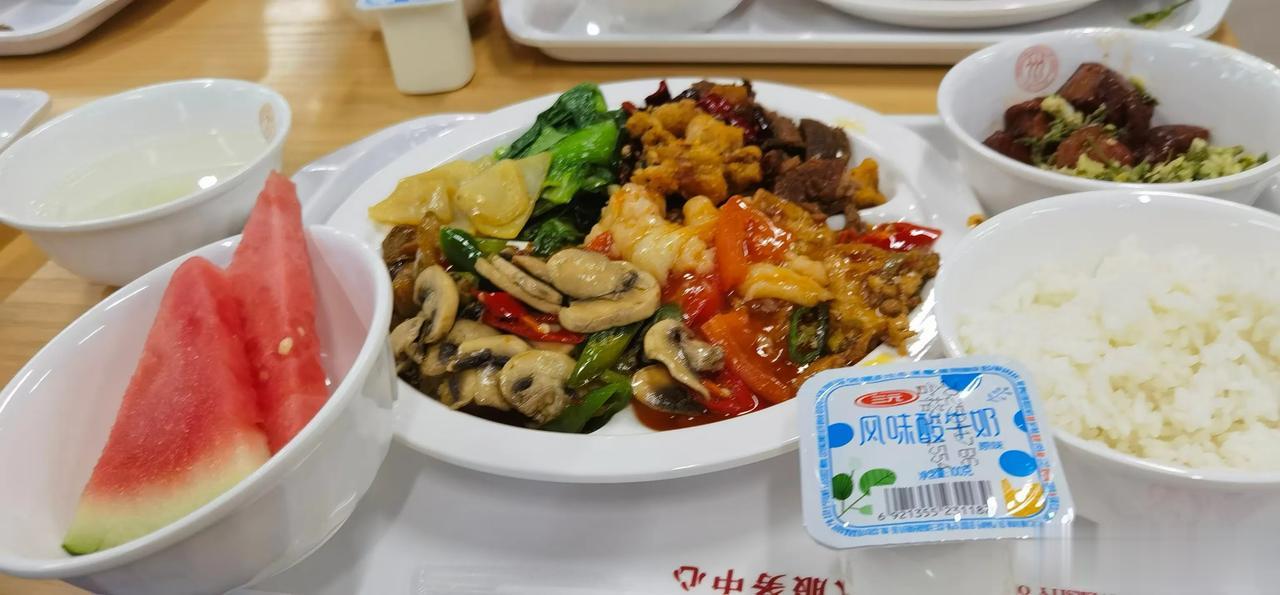 中国人民大学新校区，北区食堂
50块钱吃了一顿自助
土豆牛肉和红烧肉没少吃
客观
