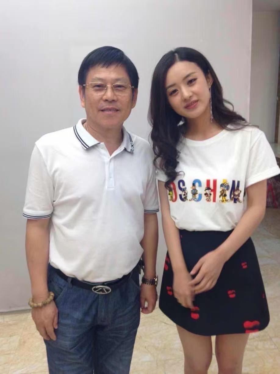 网友投稿：芒果台前工作人员晒出与85 花的合影 