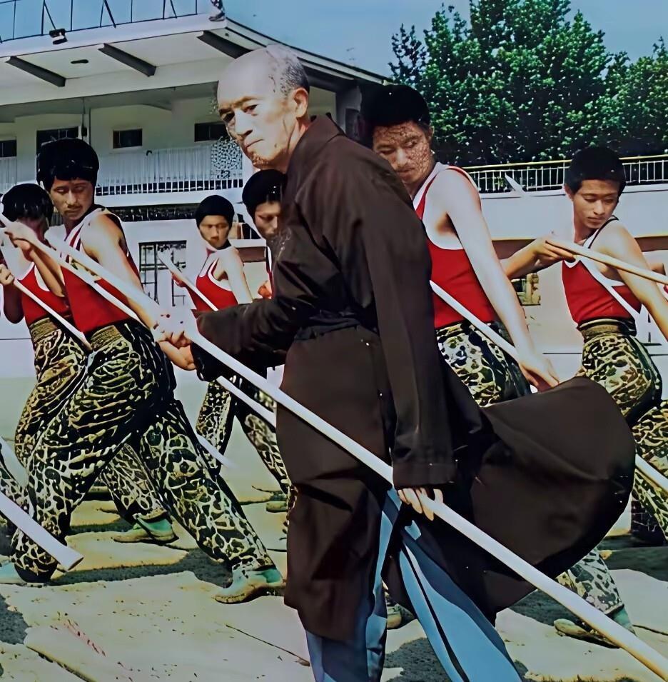海灯法师在八十年代家喻户晓，可他那段77岁二指禅倒立的纪录片，后来被证实脚上拴了