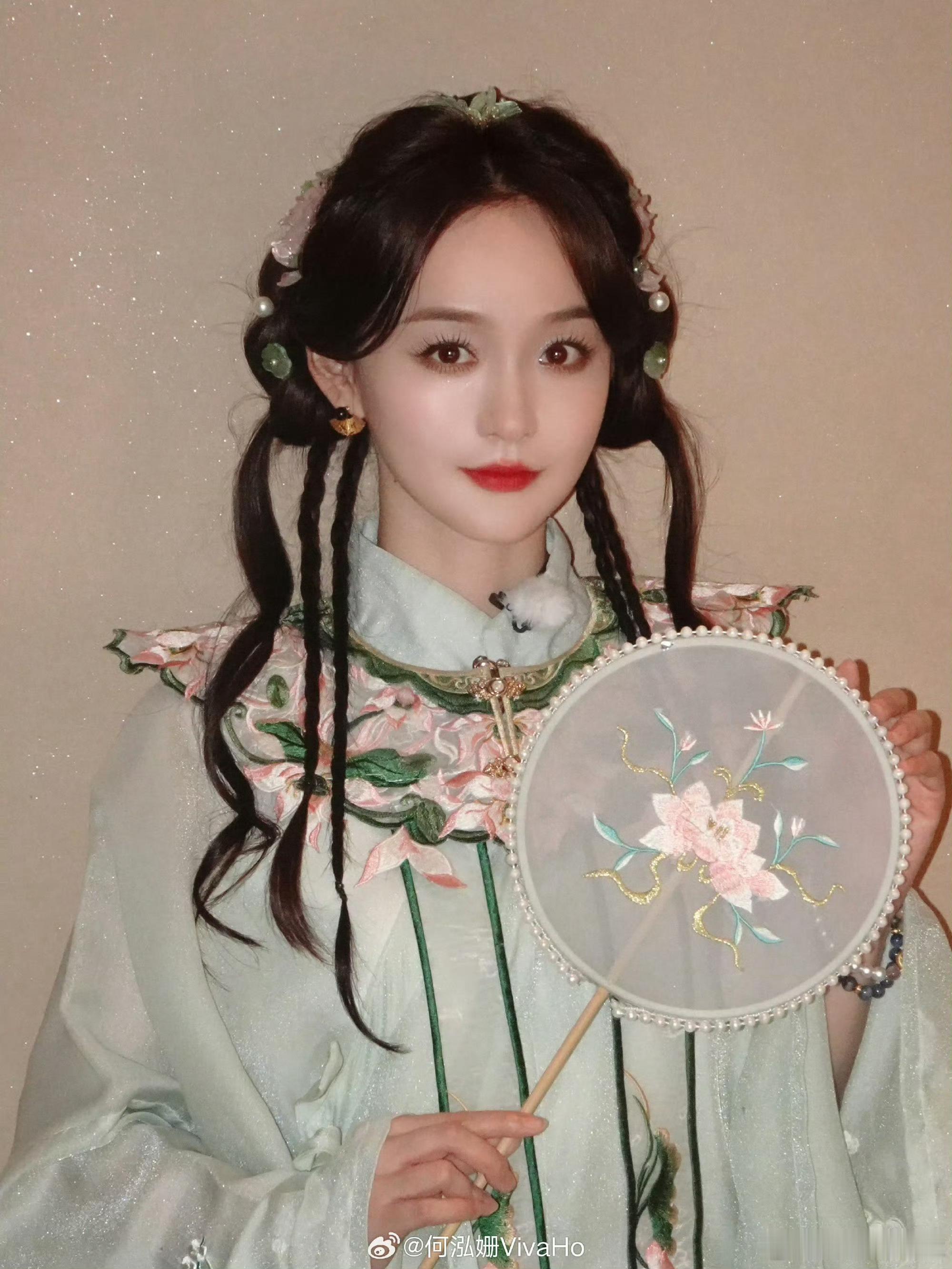 何泓姗 脸和性格各长各的 不得不说，何泓姗的性格真是与她的外表有点反差，她那种直