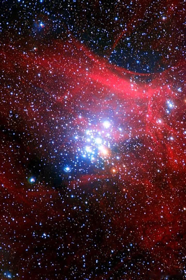 宇宙并非从像我们太阳这样温和、循规蹈矩的恒星开始。它从怪物开始。最早的恒星——第