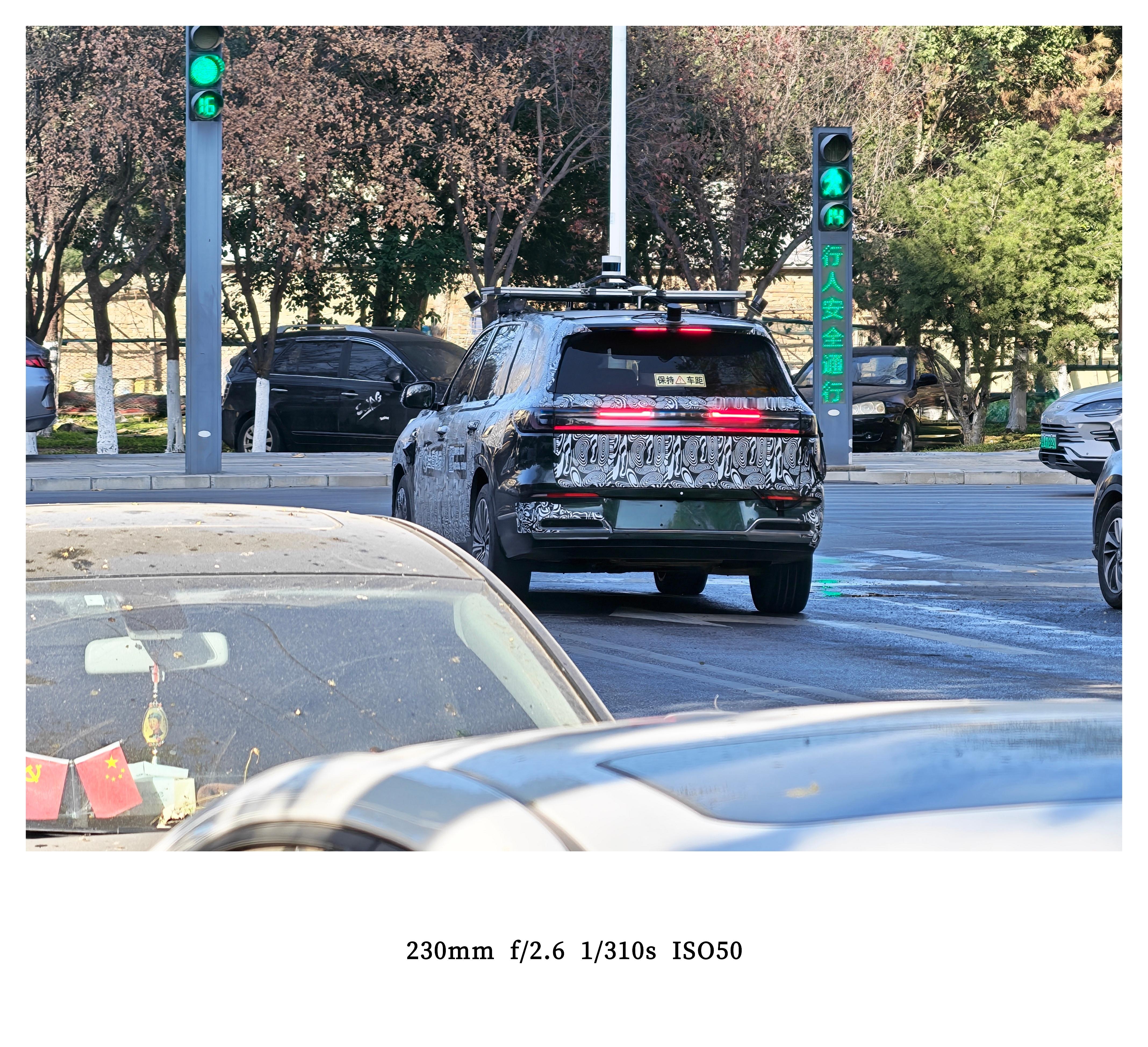 遇到一辆吉利的伪装车，车门上贴着全道科技，可能是在搞测绘。眼力好的看看是啥车型？