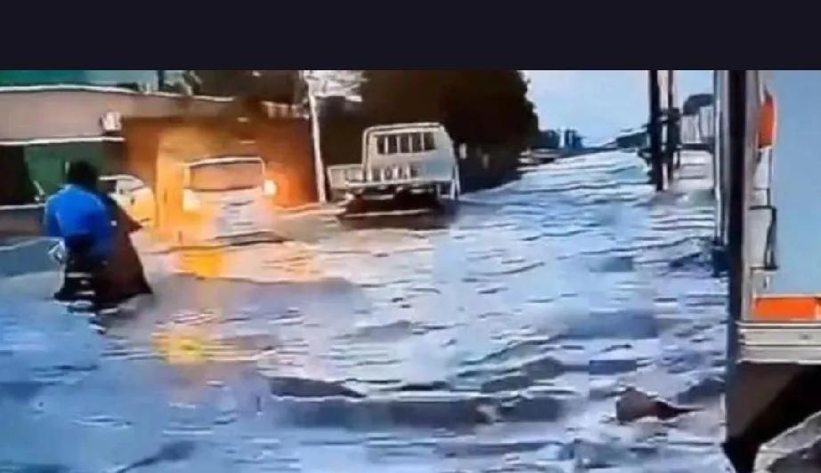 紧急警报！辽东半岛五城海岸突发海水倒灌奇景，车辆淹没，民房遭殃，海水深超半米！是