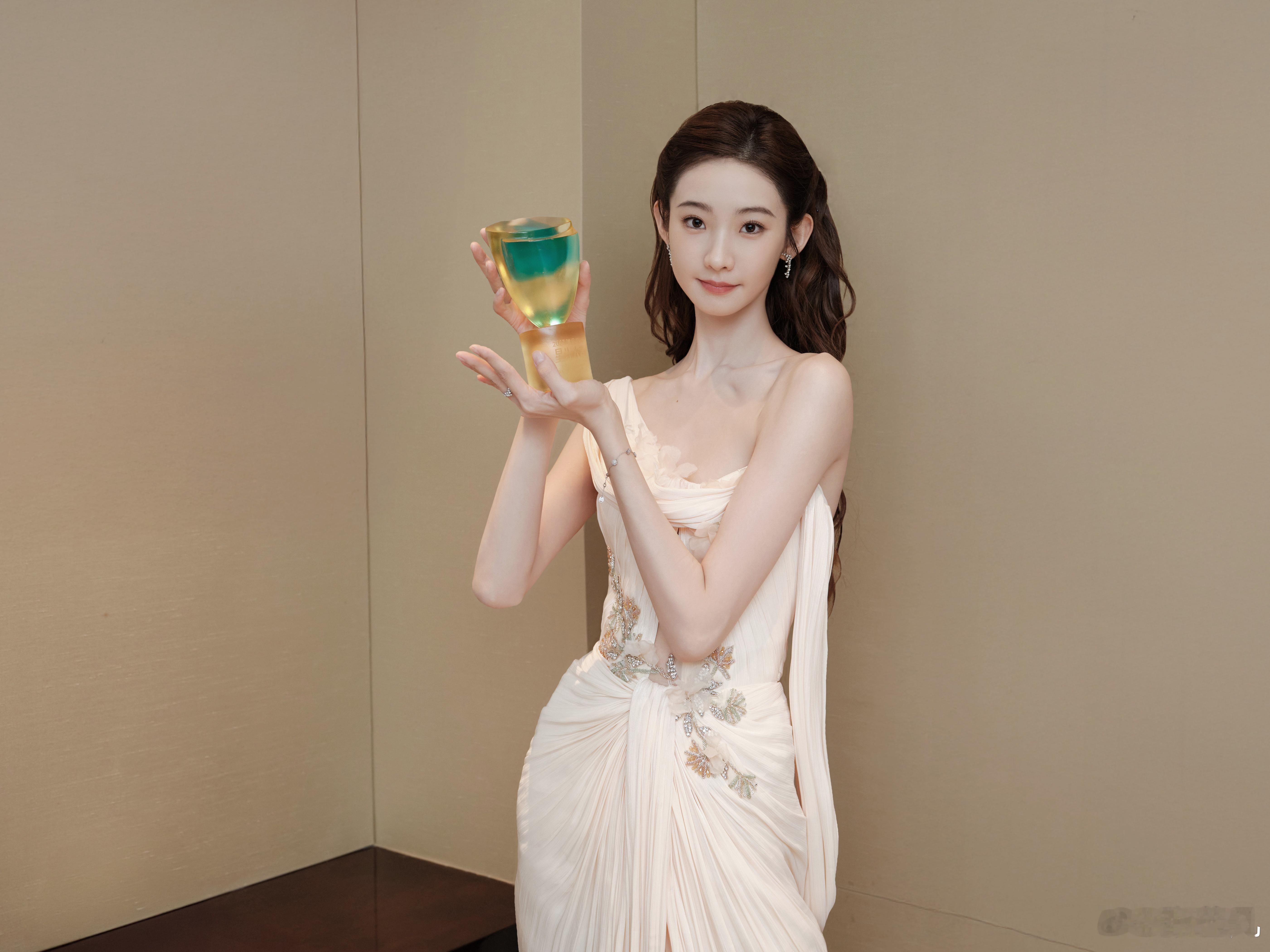 张艺凡张艺凡跨年彩排照新的一年工作多多多！好运来来来！坏人退退退！