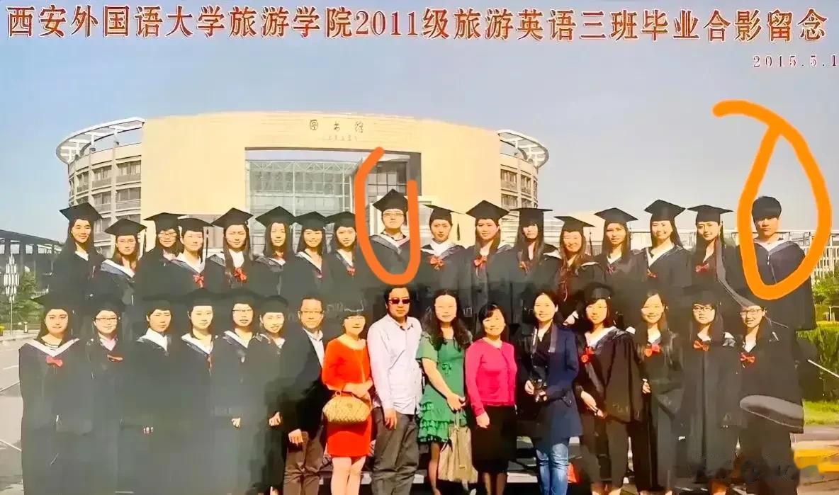 董宇辉靠实力单身。
董宇辉大学班上就两个男生，即使在万花丛中，相貌平平没有钱家里