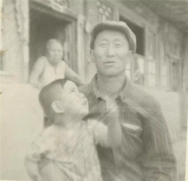 1979年，内蒙古1对夫妻生下儿子后不想要，连夜送给了村里刚丧子的贫农，贫农如获