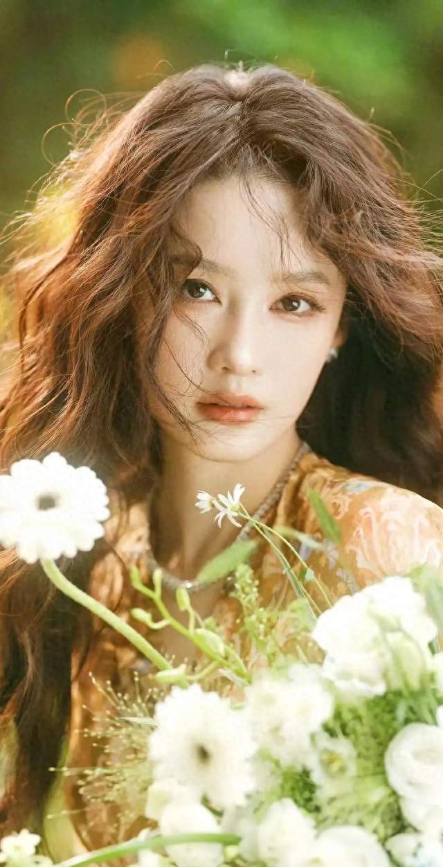 李沁生日照刷屏：她心里的小女孩，还在开花