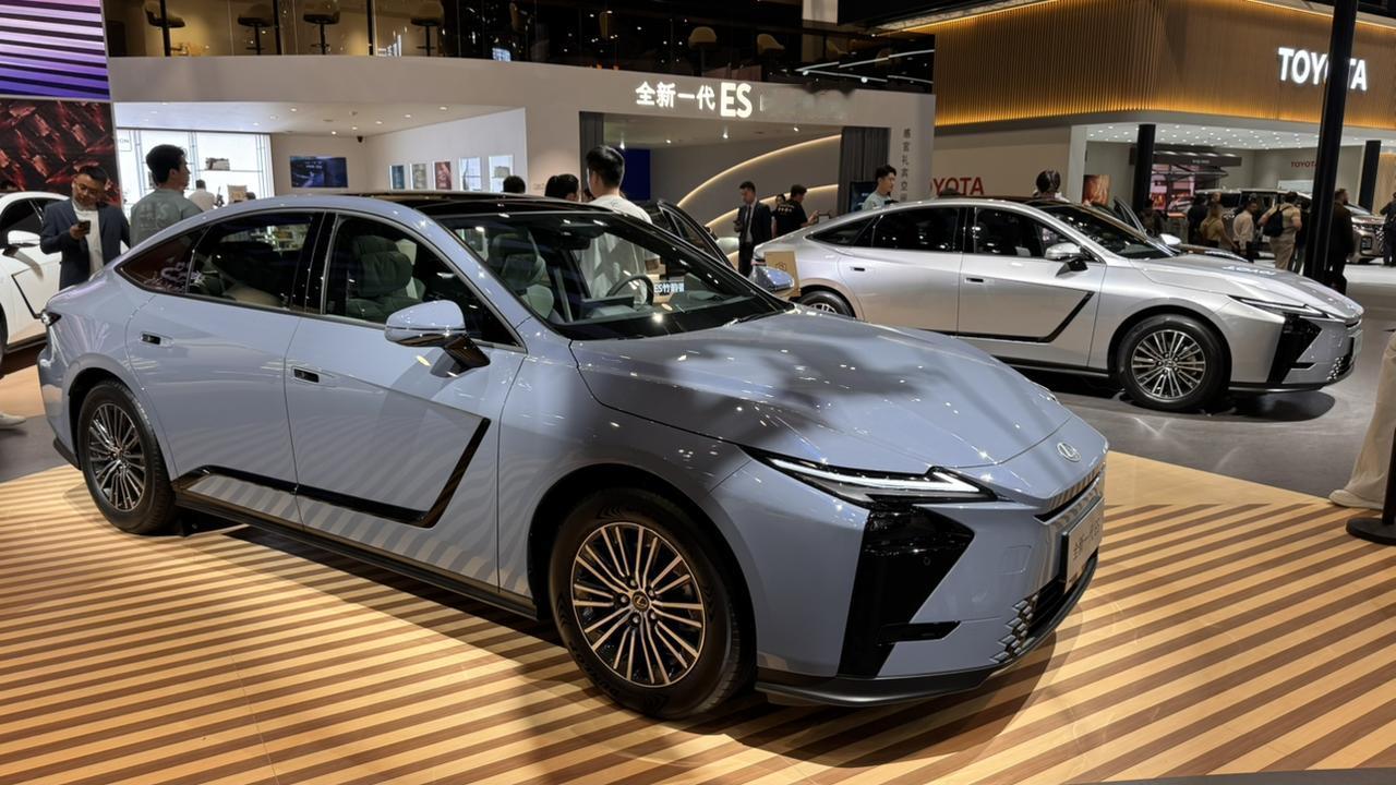 今日是我第一次见雷克萨斯ES300h✅
很想说点什么，但我希望大家补充[抠鼻]【