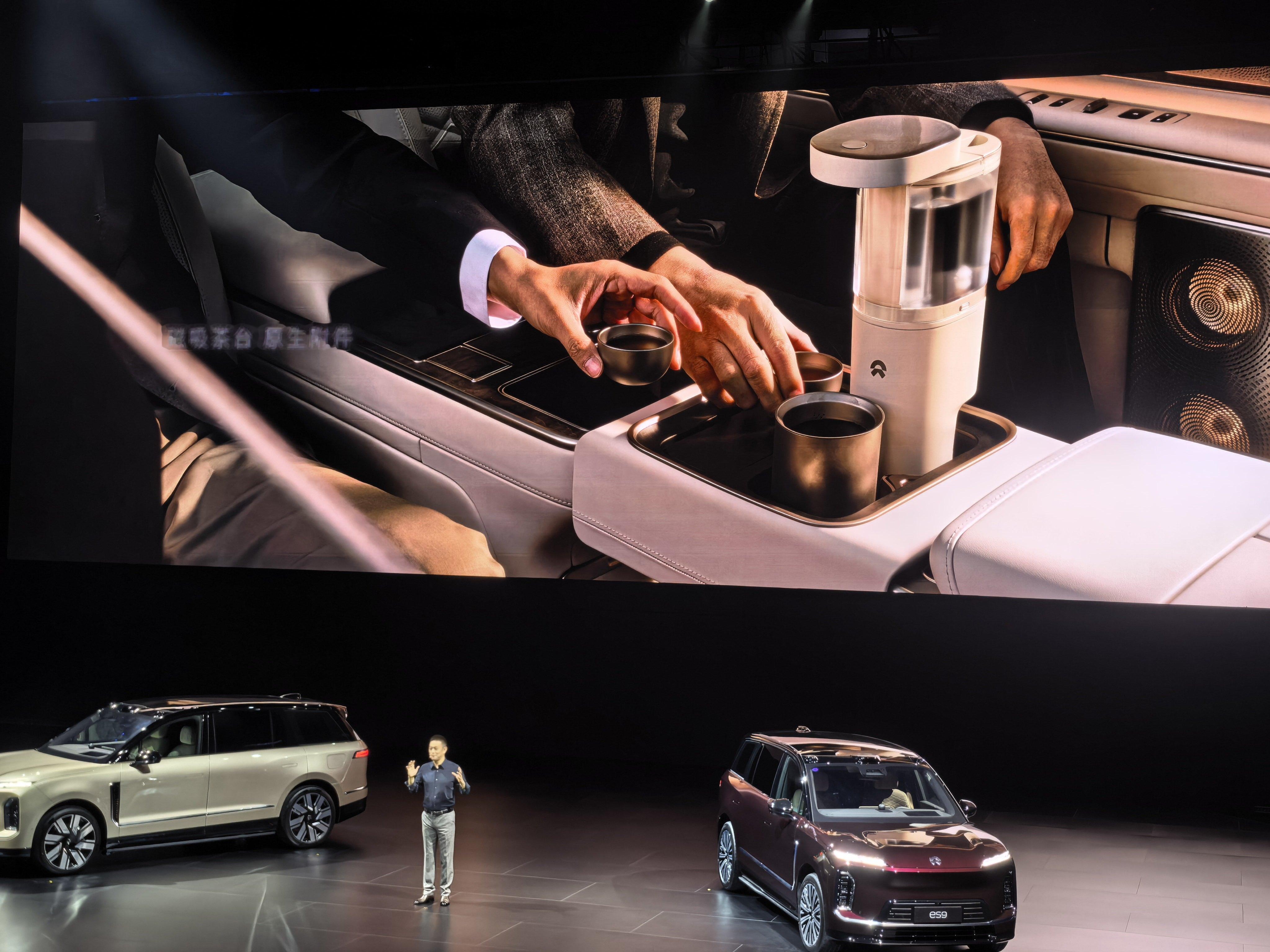 蔚来ES9 居然开发了一套磁吸茶台，好家伙，爱喝茶的老登表示爱爆了！（这个建议停