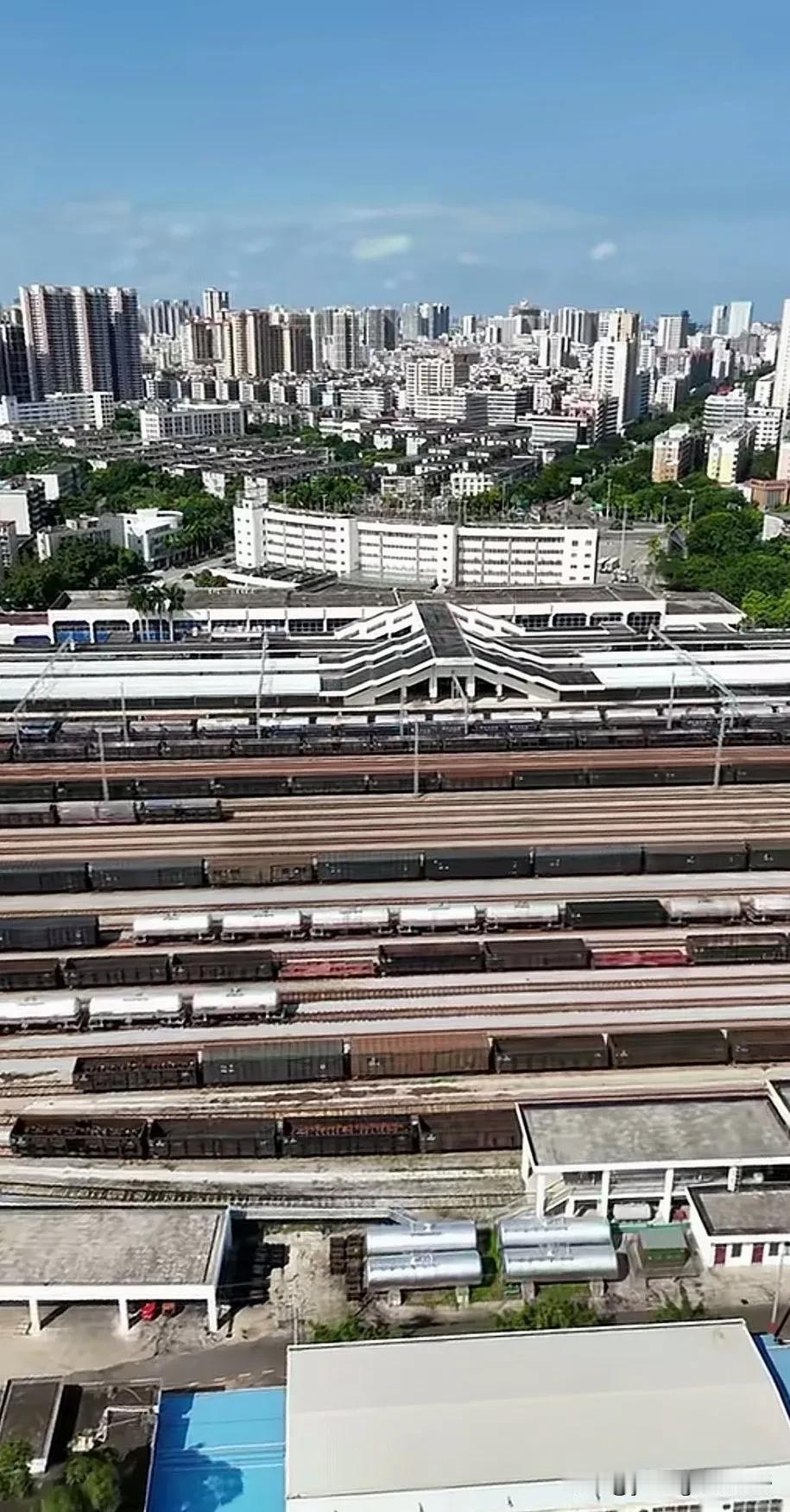湛江火车站，在当地又叫做湛江火车南站，是南宁铁路局下辖在广东省境内的一座大型火车
