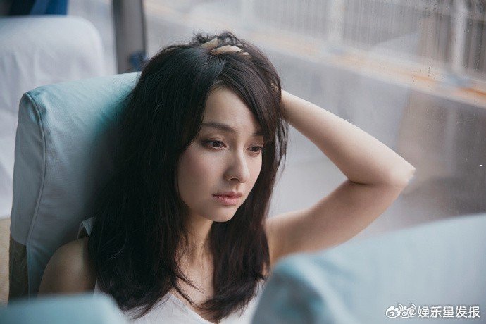 吴昕做过饶雪漫的书模 ​​​原来吴昕也是“饶女郎”！2012年，吴昕曾做饶雪漫新