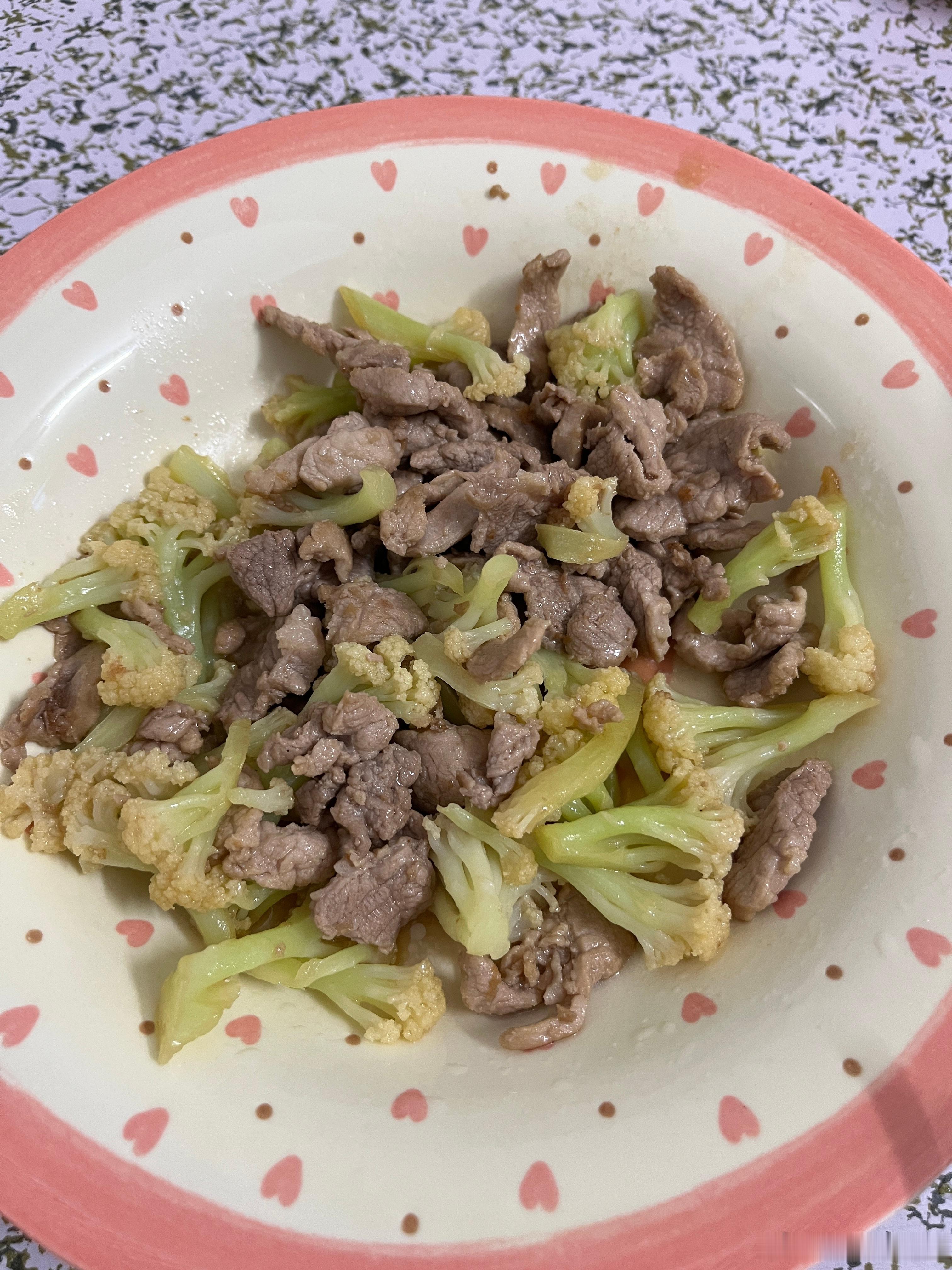 今晚就一个菜，花菜炒瘦肉，很好吃。今年的龙舟雨有点多，今天都来来回回下了10次雨