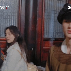 黄朔这个造型属于是“演综史上最跑偏的试戏”。明明是古装喜剧，硬是被他带到了千禧年