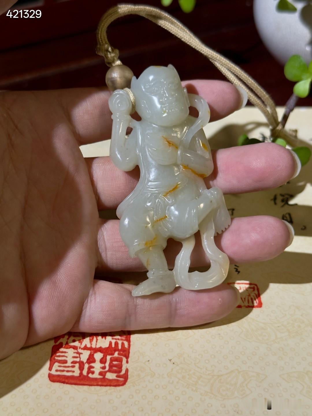 这件魁星点斗手把件，越盘越有味道。
料子温润，天然皮沁色点缀，人物动态刻画生动。