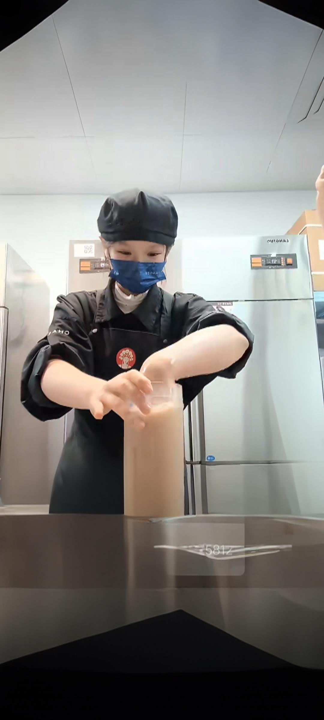 世贸霸王茶姬 霸王茶姬“手打奶茶”争议：摆拍报损品引质疑，官方晒培训体系救场
 