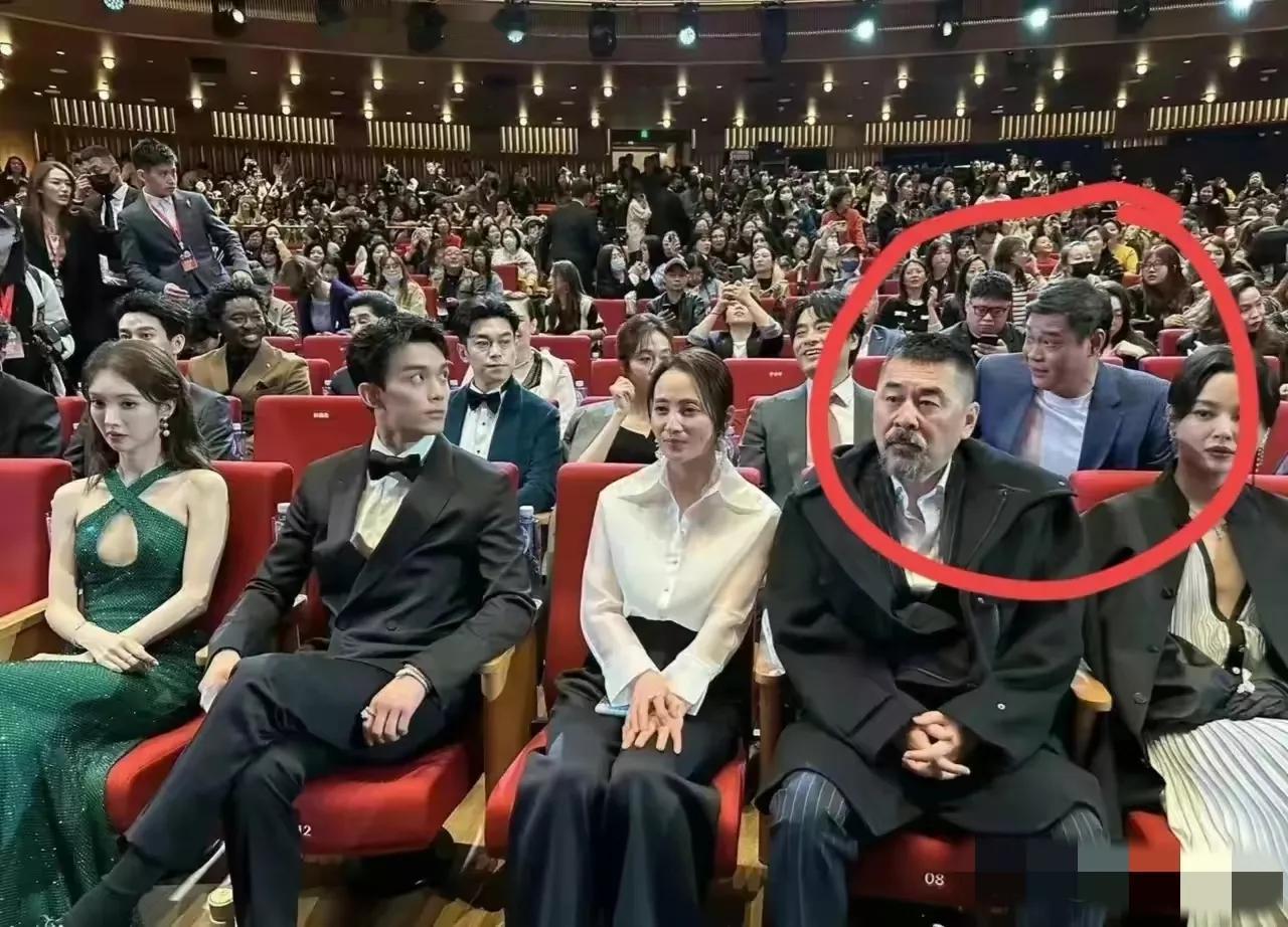 花白胡子佝偻腰，男人的老都是美女老婆催化的，看看陈建斌这状态，像一摊泥散落在座椅