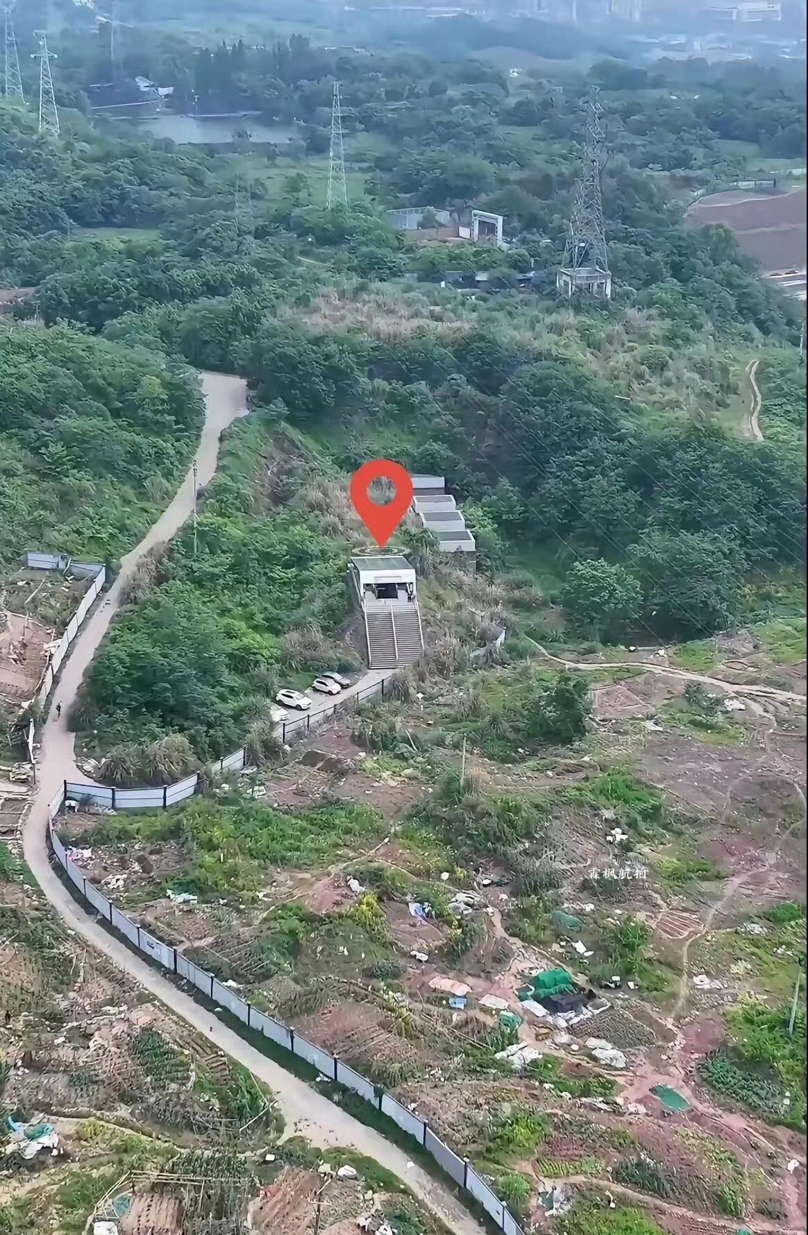 国内堪称最荒凉的地铁站来了，一出站外面全是荒山野岭！
说它是国内最孤独地铁站一点