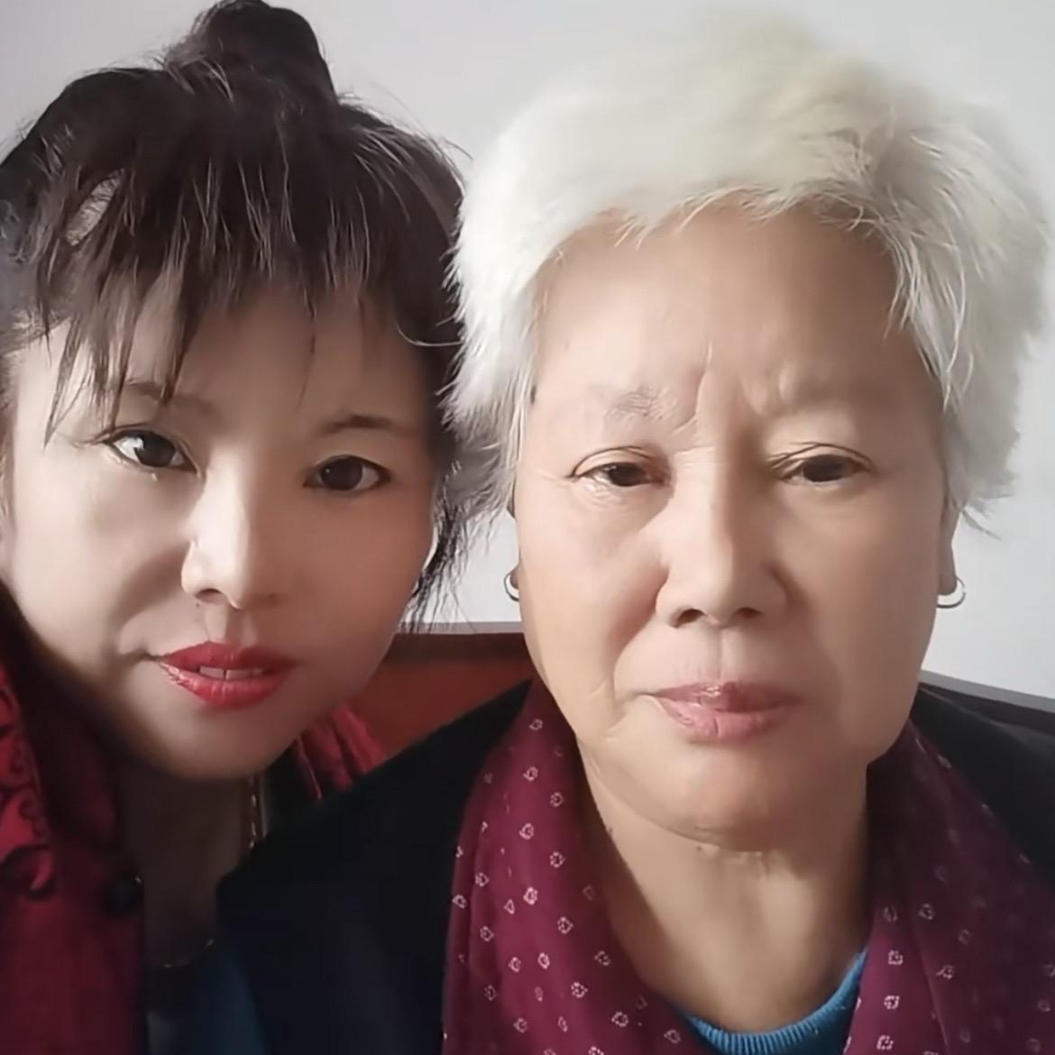 扶着母亲一步步上楼，一靠近，浓重的粪味扑面而来，可她自己浑然不觉。岁月不留情，母