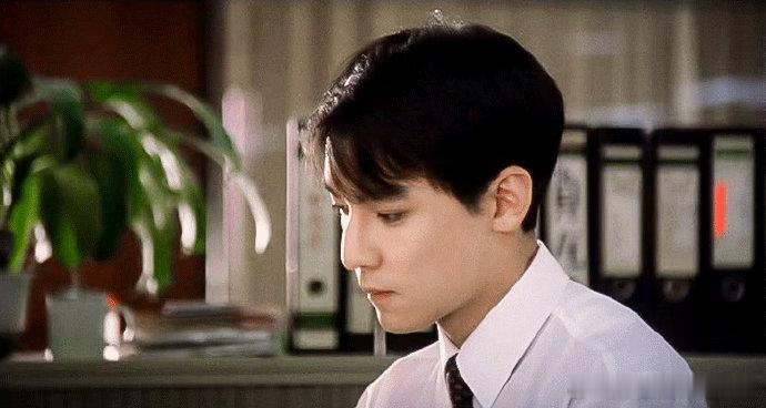 吴彦祖一出手就是香港电影级别的吴彦祖自带控场气质吴彦祖出场氛围感直接拉满，一出手