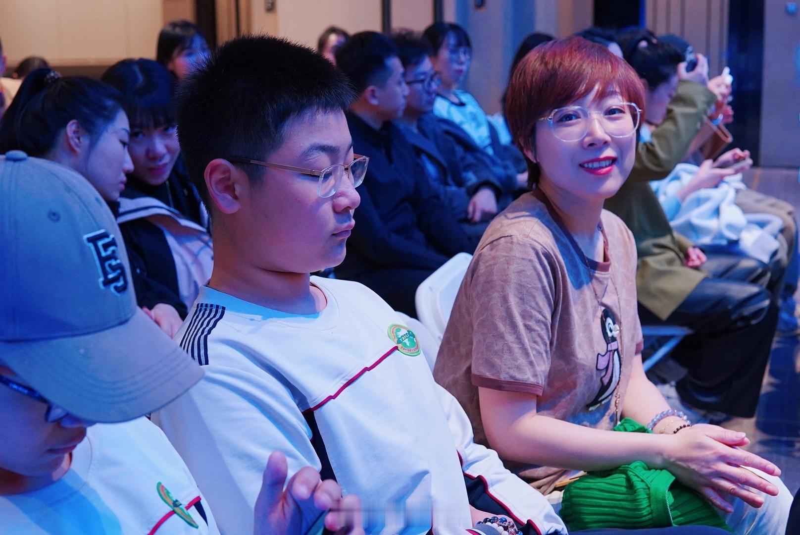 周五陪娃从天津回北京过周末。他俩五点放学，从天津到北京2小时，我们直奔北京通州北