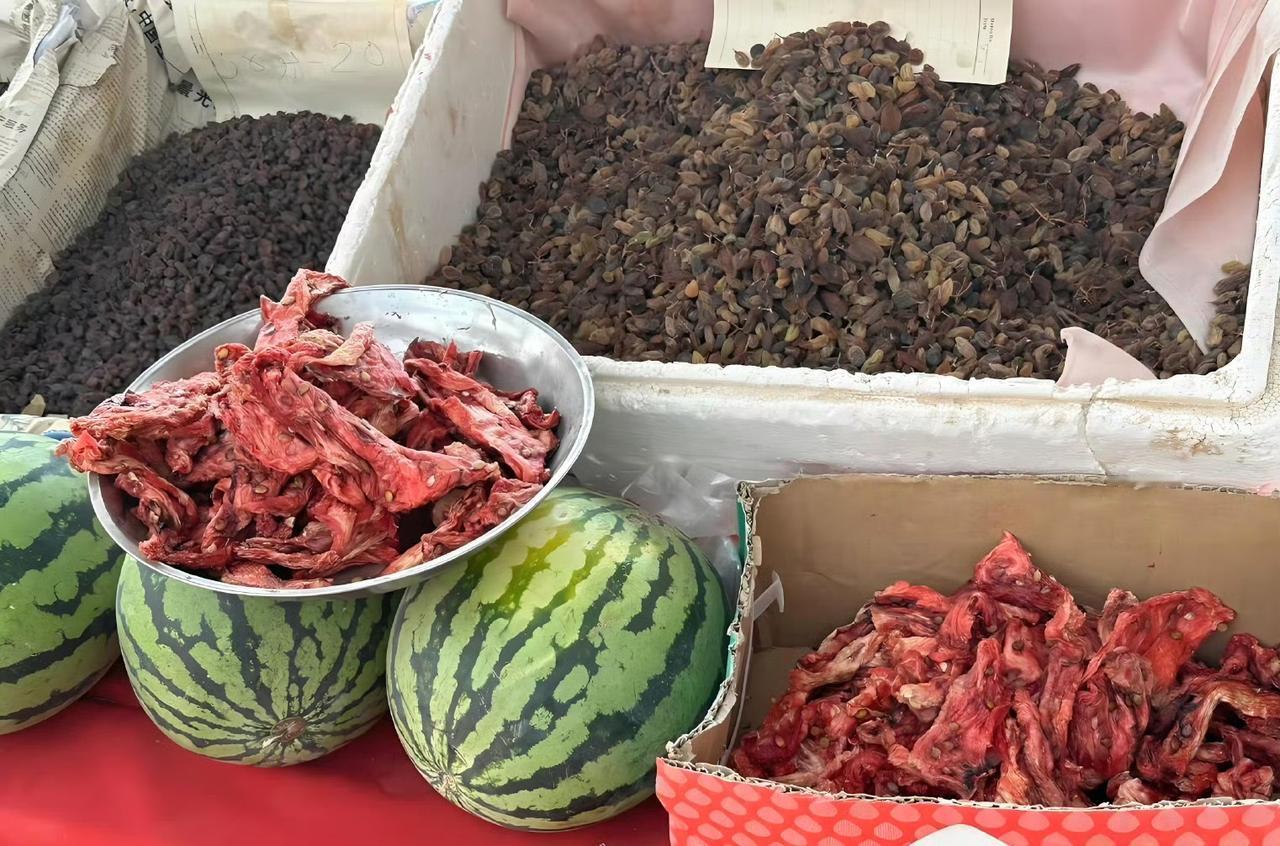 第一次见西瓜还能晾成干？开眼界了，新疆西瓜吃不完，当地把它们晾成干