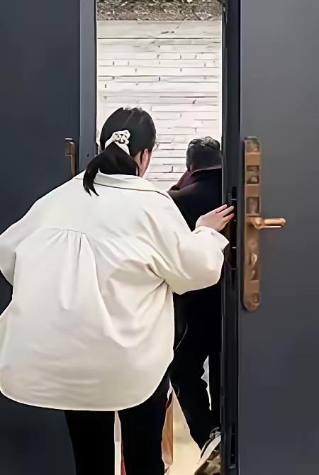 拆迁款 180 万全给弟弟，女儿借钱被拒：4 年后父亲上门看外孙，她一句话让老人