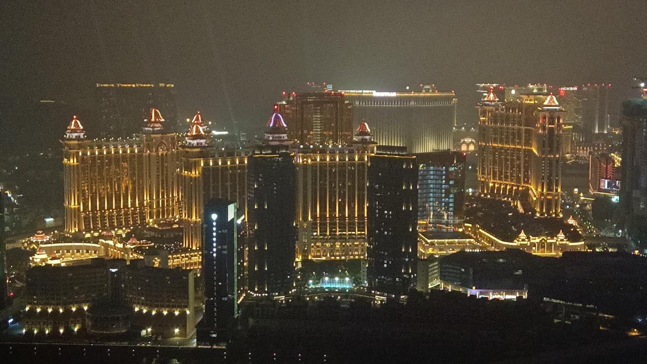 夜深人静却无眠，
阳台点起苦闷烟。
无人倾诉中年苦，
更无贵人牵一牵。
独自奋斗