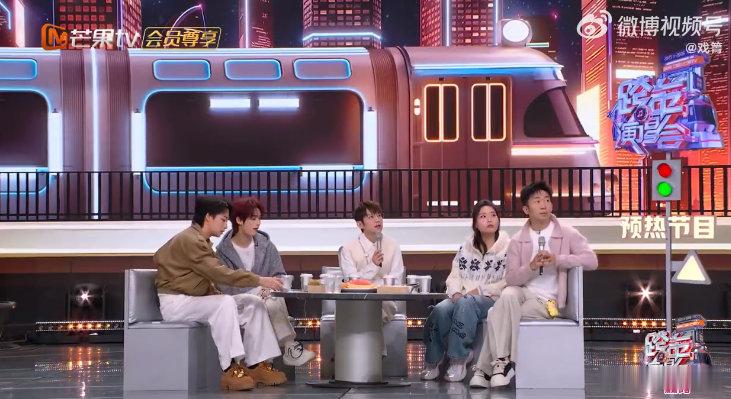 成毅写笨小孩到底是用的左手还是右手你好星期六 跨年现场热闹非凡，小丁迪哥和何老师